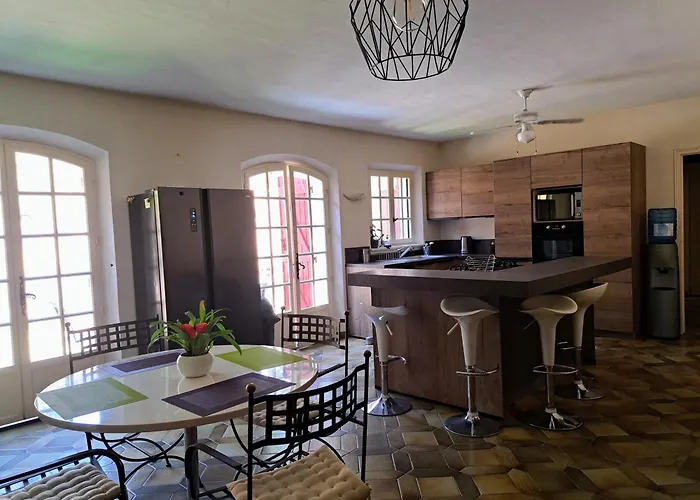 Hébergement de vacances Provençale Avec Piscine Au Calme *